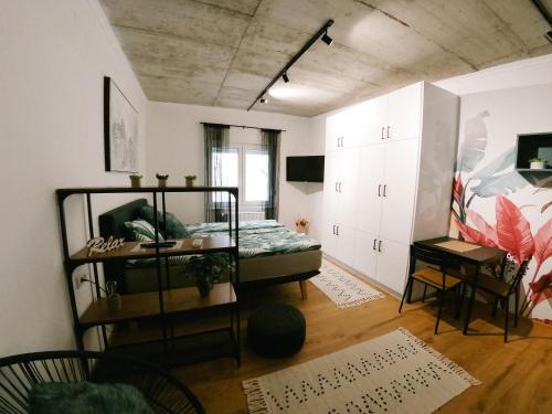 ノヴィサドにあるmeebo apartmentsのベッド付きの部屋とデスク付きの部屋