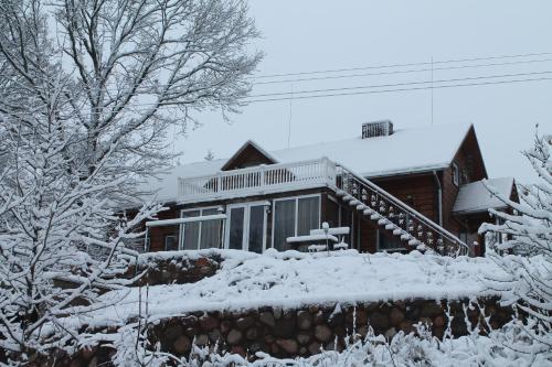 a house covered in snow at Svajonių Dvaras in Balninkai