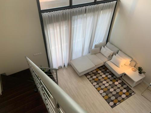 an overhead view of a living room with a couch at Manises POLIGONO in Manises