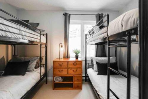 1 dormitorio con 2 literas y vestidor en Luxury Retreat en Mont-Tremblant