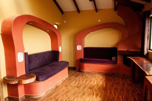 ein Zimmer mit zwei Sofas in der Ecke eines Zimmers in der Unterkunft Cabaña Los Guapurús in Samaipata