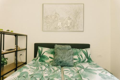 ノヴィサドにあるmeebo apartmentsのベッドルーム1室(枕付)