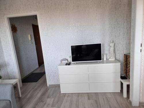 salon z telewizorem na białej komodzie w obiekcie Skwer Kościuszki Gdynia w mieście Gdynia