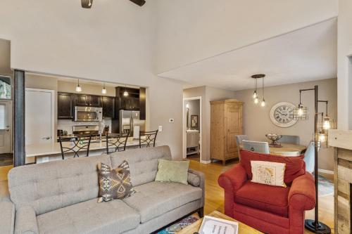 Ein Sitzbereich in der Unterkunft Aspen Getaway