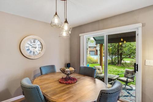 ein Esszimmer mit Tisch und Stühlen und einer Uhr in der Unterkunft Aspen Getaway in Edwards