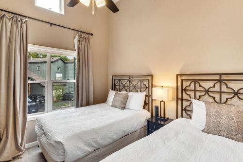 two beds in a bedroom with a window at Aspen Getaway in Edwards