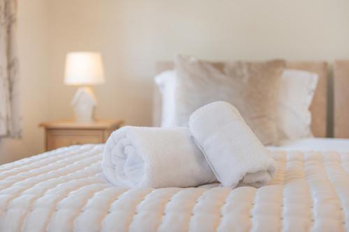 zwei Handtücher auf dem Bett in der Unterkunft Cottage 9 Old Farmhouse Braithwaite in Keswick