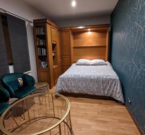 une chambre avec un lit, une chaise et une table dans l'établissement Luxury Villa Moderne, salon de 90m2, à Montgeron