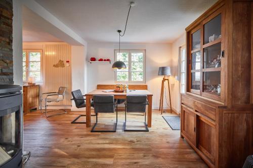 a kitchen and dining room with a table and chairs at Ferienhaus Asten-Lodge in Winterberg