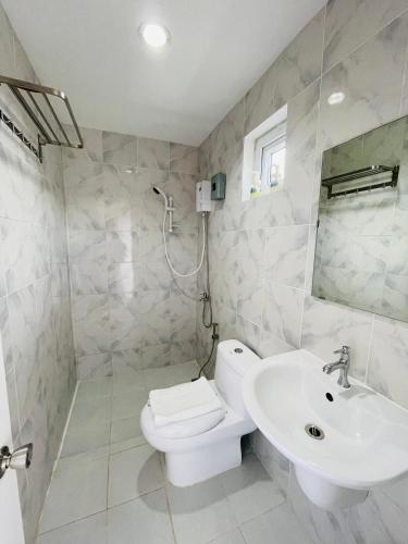 a bathroom with a toilet and a sink at La View Mountain Resort in Damasanan