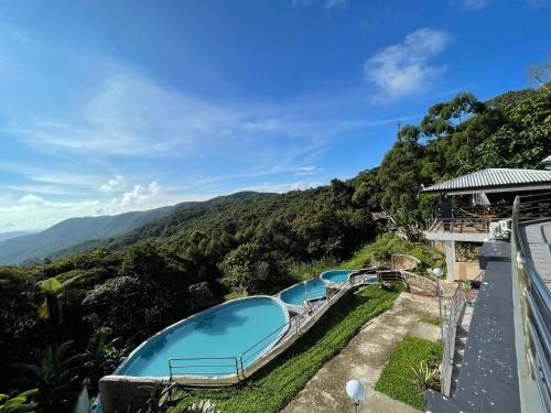 a view of the infinity pool at a mountain resort at La View Mountain Resort in Damasanan