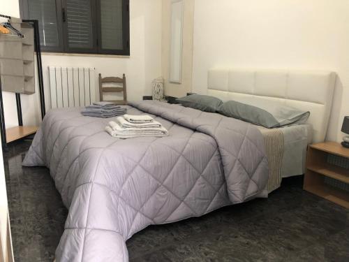 um quarto com uma cama grande e uma cadeira em BELLAMI' ECONOMI em Tuglie