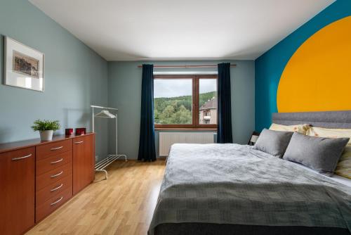 ein Schlafzimmer mit einem großen Bett und einem Fenster in der Unterkunft Apartment 353 Liptov Town in Liptovský Mikuláš