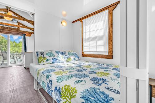 1 dormitorio con cama y ventana en Aqua Lodges at Coconut Cay Rv and Marina, en Marathon