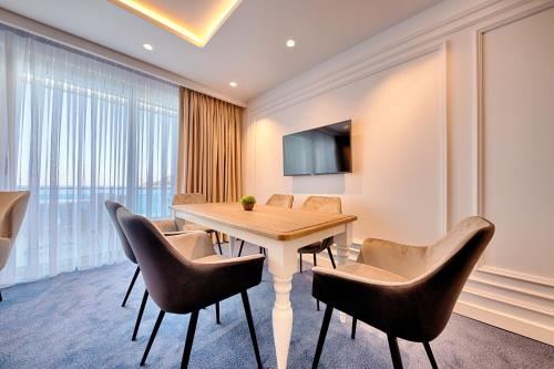 a dining room with a table and chairs at Kalamper Hotel & Spa in Dobra Voda