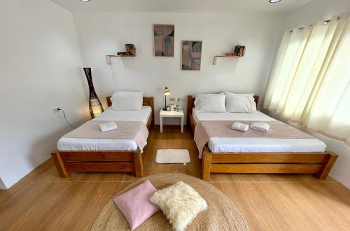 een kleine kamer met 2 bedden en een tapijt bij La View Mountain Resort in Damasanan
