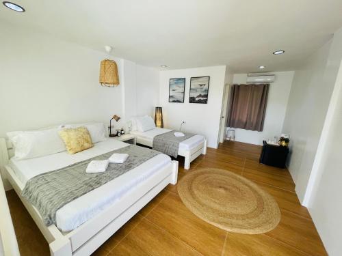 een slaapkamer met een wit bed en een bank bij La View Mountain Resort in Damasanan