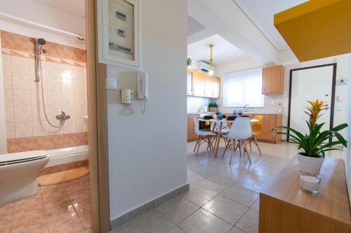 Kúpeľňa v ubytovaní YelaYellow House Near to Airport, Rafina Port and Metropolitan Expo