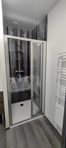 d'une chambre avec une porte coulissante en verre et une fenêtre. dans l'établissement Résidence PAVER, à Châteauroux