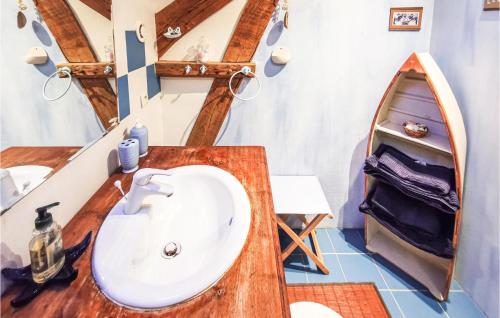 y baño con lavabo y espejo. en 3 Bedroom Awesome Home In Marsac Sur Don, en Marsac-sur-Don