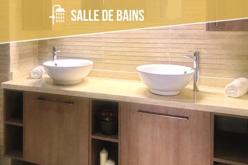 Ένα μπάνιο στο Chic-Moderne-Cosy. Au cœur du Parc, proche plage