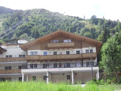 a building with a balcony on the side of a mountain at Alpin Resort Kaprun 14 in Kaprun