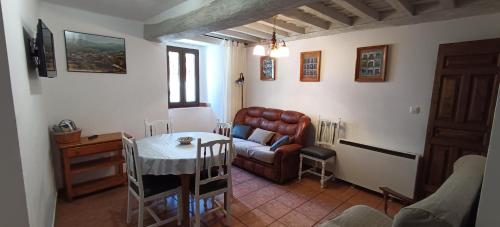 a living room with a couch and a table at Casa de la Cigüeña in Candelario