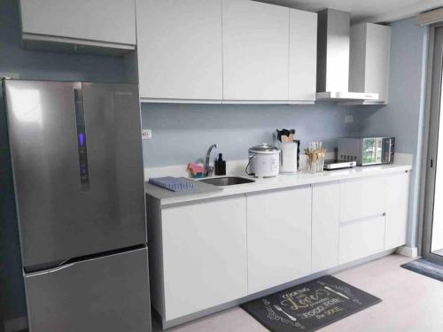 Een keuken of kitchenette bij 1BEDROOM Unit at Azure north With Netflix up to 6PAX