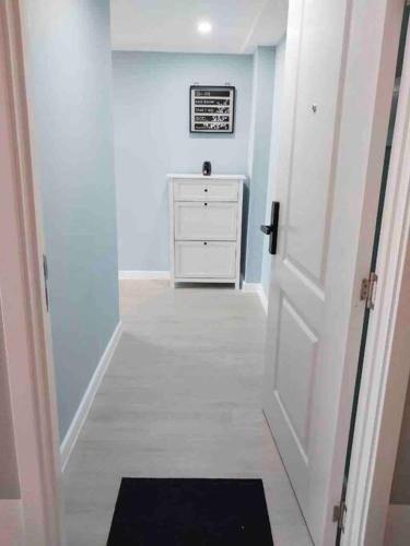 Ένα ή περισσότερα κρεβάτια σε δωμάτιο στο 1BEDROOM Unit at Azure north With Netflix up to 6PAX