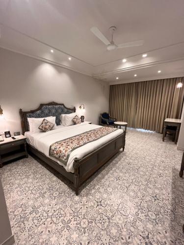 een slaapkamer met een groot bed in een kamer bij Ratnawali – A Vegetarian Heritage Hotel in Jaipur