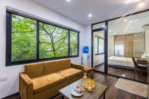 sala de estar con sofá y dormitorio en 22Sunny Housing Apartment, en Hanói