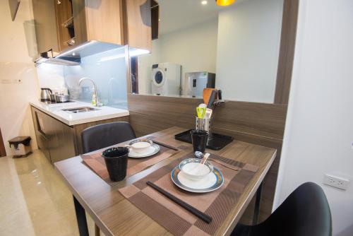 una cocina con una mesa con dos platos. en 22Sunny Housing Apartment, en Hanói