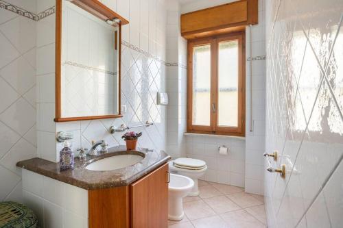 bagno con lavandino e servizi igienici di Tangerine Tree House a Cagliari