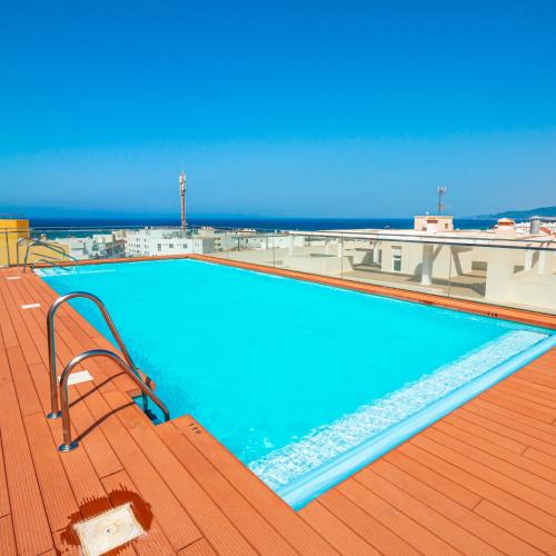 City apartment with workspace, rooftop & parking