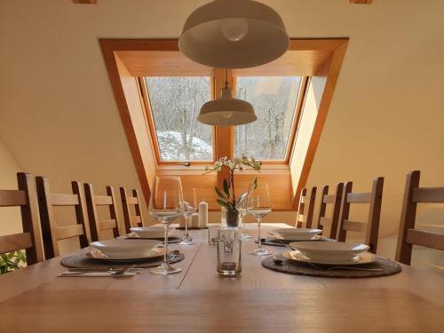 un tavolo da pranzo con piatti e bicchieri da vino di Bieszczadzki Zakątek a Ustrzyki Dolne