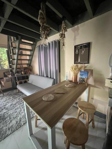 uma sala de jantar com uma mesa de madeira e cadeiras em Loft Baler with Kitchen & Ideal for Work from Home Setup em Baler