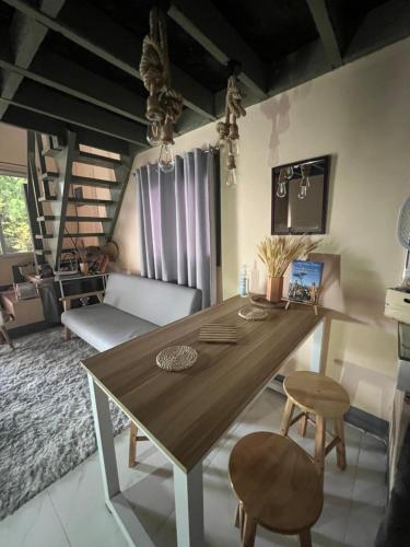Posezení v ubytování Loft Baler with Kitchen & Ideal for Work from Home Setup