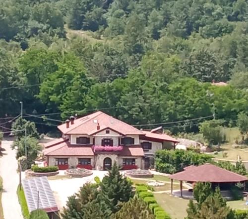 Το κτήριο όπου στεγάζεται  το κατάλυμα σε φάρμα