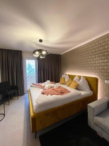 1 dormitorio con 1 cama grande en una habitación en MARMOT Mountain Apartment so saunou a hydromasážnou vaňou, en Nový Smokovec
