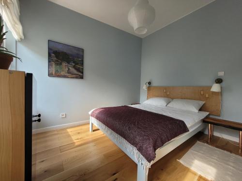 ein Schlafzimmer mit einem Bett und einem Wandgemälde in der Unterkunft Apartament Różana 21 in Posen