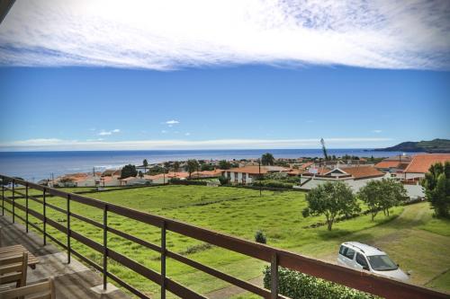 - Balcón de casa con vistas al océano en Great View Apartment AL, en Porto Martins