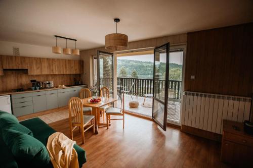Apartamenty Na Stoczku nad samym jeziorem z widokiem na jezioro 509-619-803にあるキッチンまたは簡易キッチン
