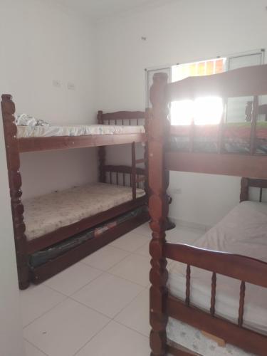 モンガグァーにあるCasa de Praia com piscinaの二段ベッド2組が備わるドミトリールームです。