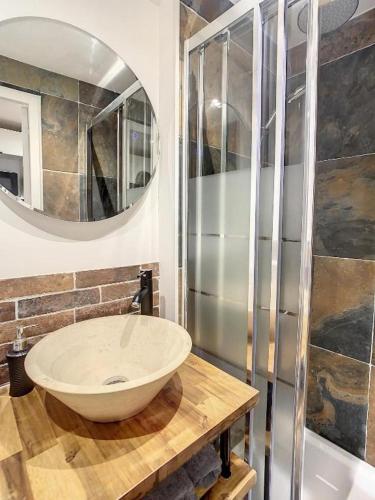 une salle de bain avec un lavabo et un miroir dans l'établissement STUDIO HYPER CENTRE SAFARI TOUT ÉQUIPÉ WIFI NETFLIX 2PERS, à Amiens