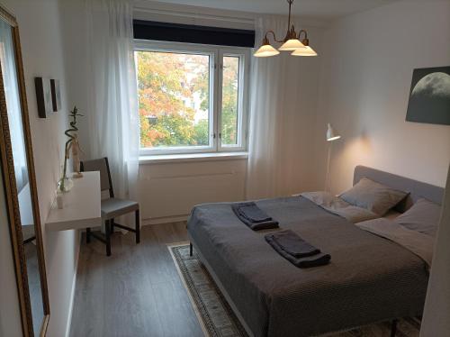 1 dormitorio con cama y ventana en Ihan Puotilan Metron lähellä en Helsinki