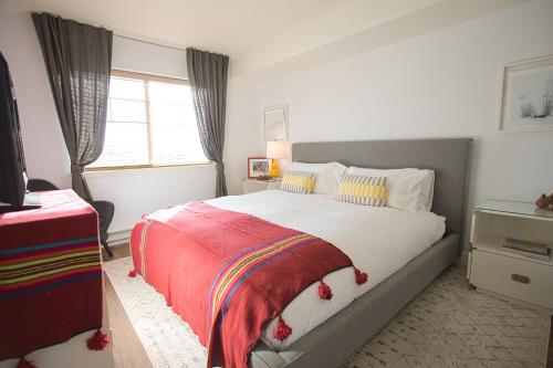 um quarto com uma cama grande e um cobertor vermelho em Modern Mountain Delight em Steamboat Springs