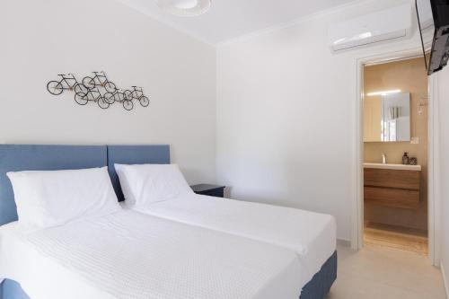 Кровать или кровати в номере Walnut House - Peaceful Private Garden