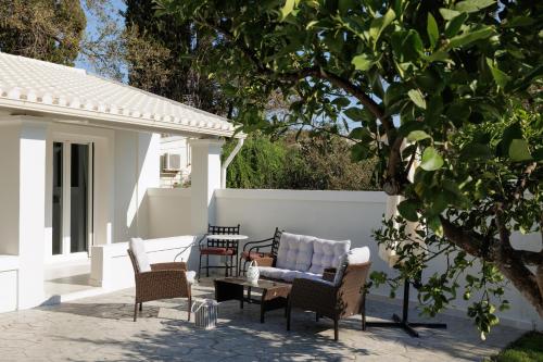 Патио или другая зона на открытом воздухе в Walnut House - Peaceful Private Garden