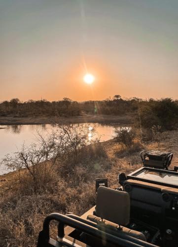a view of the sun setting over a river at MILIMA Big 5 Safari Lodge in Hoedspruit
