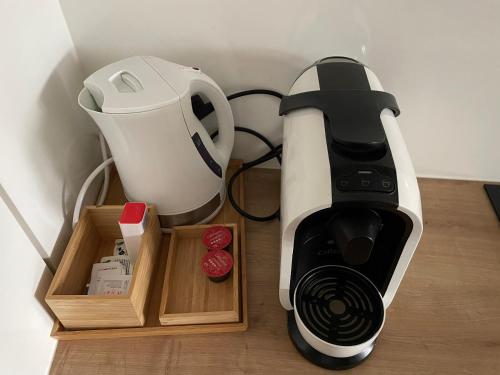 Příslušenství pro přípravu čaje a kávy v ubytování Quelle-Apartman
